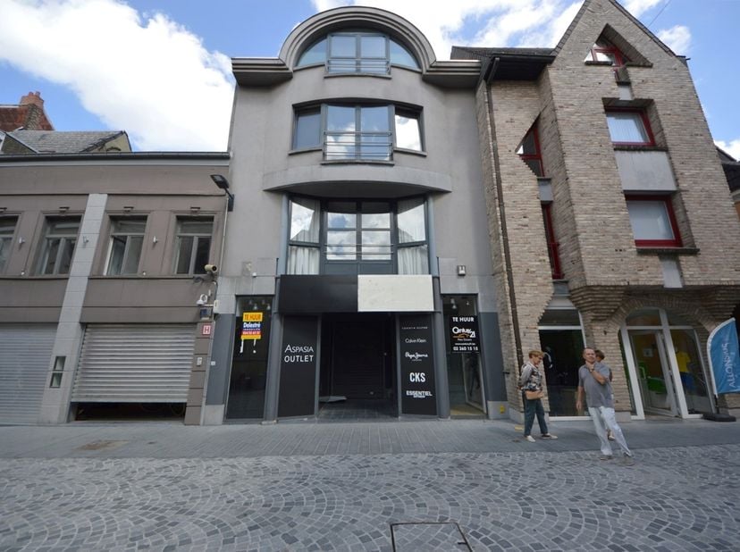 Dit modern winkelpand is gelegen op de Basiliekstraat in Halle en is voorzien van alle comfort zoals dubbele beglazing, alarm, automatisch rolluik, CV