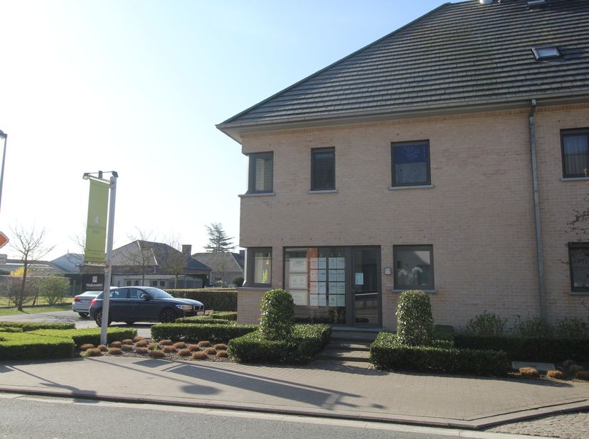 In hartje Zingem treffen we dit centraal gelegen, ruim kantoor aan. Het kantoor valt direct op vanop de straat door de grote vitrine. Tevens beschikt