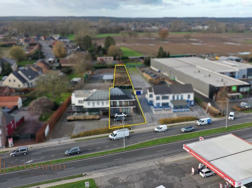 Bent u op zoek naar een ruime woning die perfect is voor een groot gezin of voor het ontvangen van gasten? Deze halfopen woning in Maasmechelen biedt