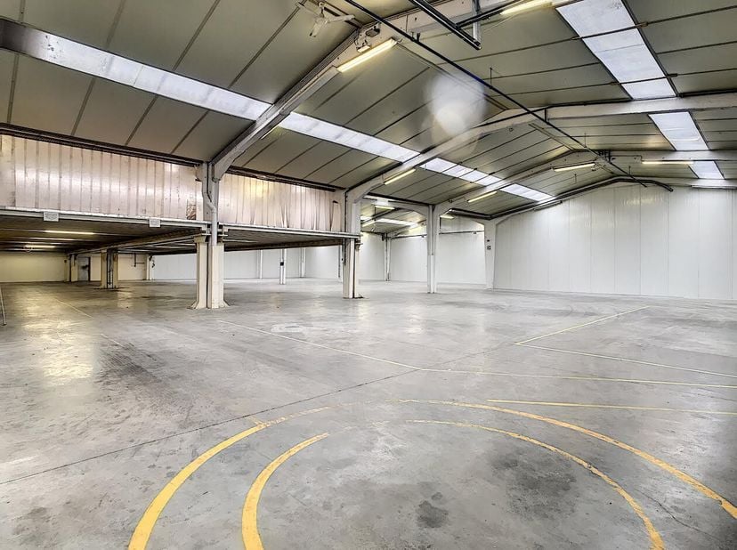 Magazijn te huur van ca. 1.260m² in de industriezone van Kuurne. &lt;br /&gt;
Specificaties: &lt;br /&gt;
- Gepolierde betonvloer&lt;br /&gt;
- Dakisolatie&lt;br /&gt;
- Sect