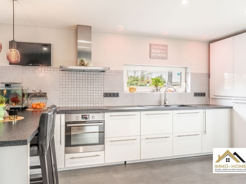 Deze reeds grotendeels gerenoveerde woning ligt in het rustige Sint-Kruiswinkel in een groene omgeving, en vlot bereikbaar. Via de inkomhal met vestia