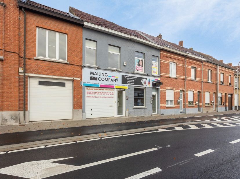 In het hart van Ninove bevindt zich dit veelzijdige pand met een gemengd gebruik, ideaal voor zowel privébewoning als professioneel gebruik. Dit eigen