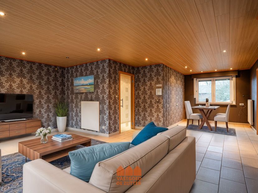 Deze prachtige woning, gebouwd in 2002 met hoogwaardige materialen, biedt een royale bewoonbare oppervlakte van 255m² en is ideaal voor gezinnen, hobb