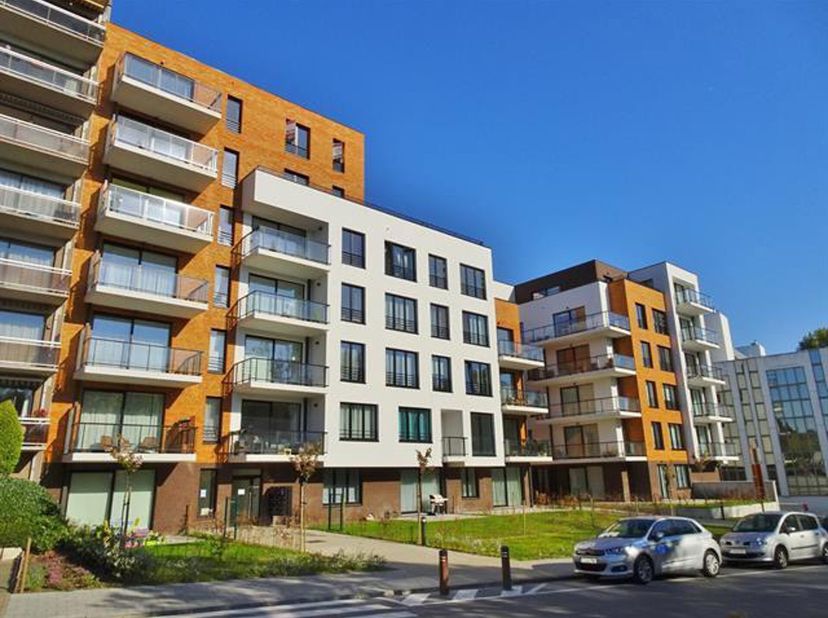 WOLUWE-SAINT-LAMBERT. A proximité immédiate du Métro Roodebeek et du Shopping Center, superbe APPARTEMENT de 80m² (2ch/1sdb) avec terrasse et parking.