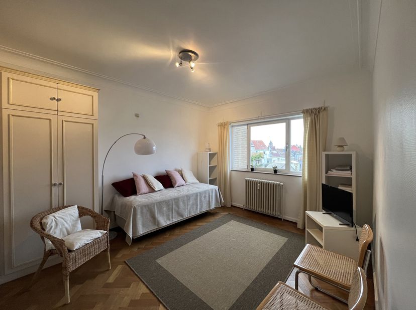 WOLUWE-SAINT-PIERRE, à proximité de Montgomery et des institutions européennes, Beau STUDIO MEUBLE de ±  40 m² avec petite terrasse. Situé au 3ème éta