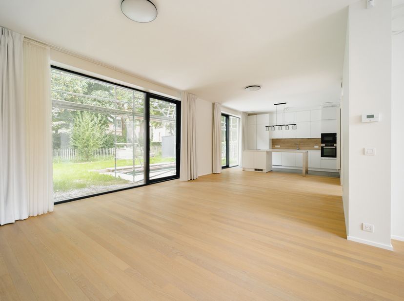 Deze nieuwe eengezinswoning met een bruto vloeroppervlakte (EPC) van ±1 89 m² ligt in de directe nabijheid van het Lycée Français en de wijk Prins van