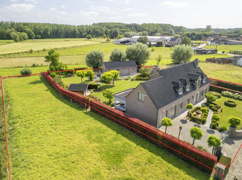 Deze karaktervolle woning, gebouwd in 1986 en gerenoveerd in 2021, combineert tijdloze charme met modern comfort. De renovatie omvatte nieuwe vloeren,