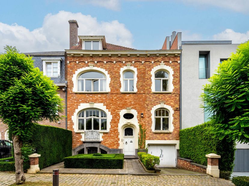 Située dans un quartier résidentiel, sur l&#039;une des avenues les plus recherchées de Bruxelles, dans un environnement calme et boisé, élégante maison de
