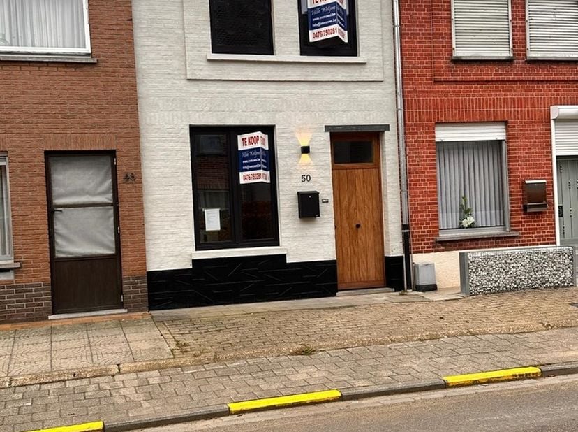 Deze volledig gerenoveerde en instapklare woning combineert comfort, ruimte en een hoogwaardige afwerking. Dankzij automatische lichtkoepels en grote