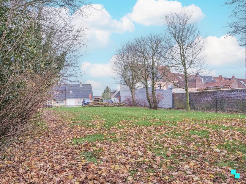 Droomt u van een eigen woning in het hart van Lauwe? Deze ruime bouwgrond van maar liefst 771m² biedt alle mogelijkheden voor het realiseren van jouw