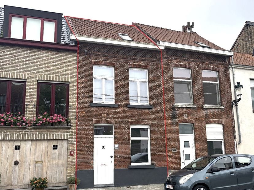 Deze charmante gerenoveerde woning bevindt zich in het centrum van Brugge, op wandelafstand van winkels, openbaar vervoer en met een vlotte verbinding