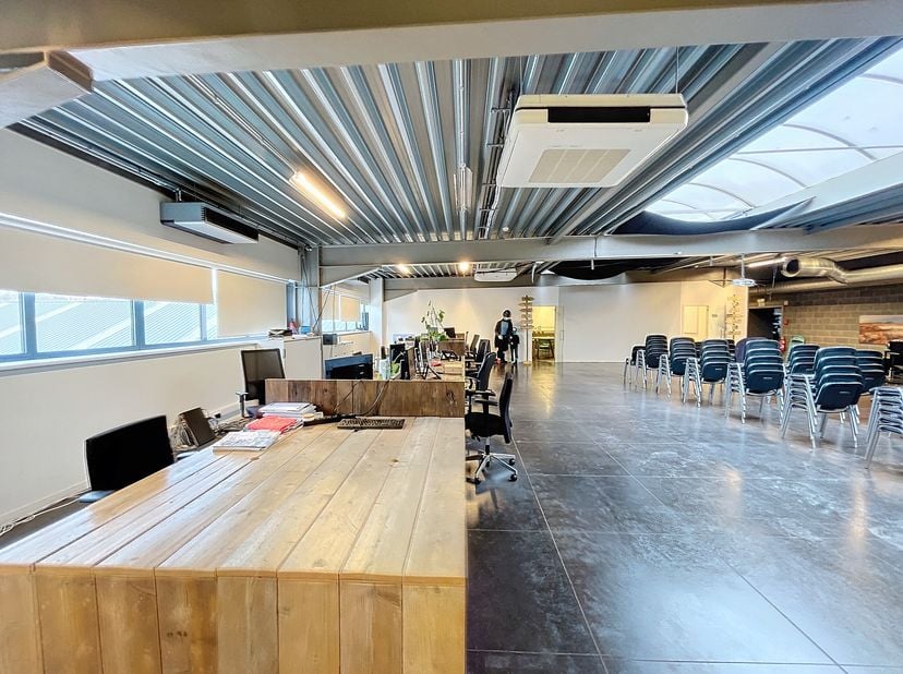 Deze kantoren met opslagruimte te huur profiteren van een optimale ligging bij de afrit Melle van de R4. Hierdoor geniet het gebouw een vlotte bereikb