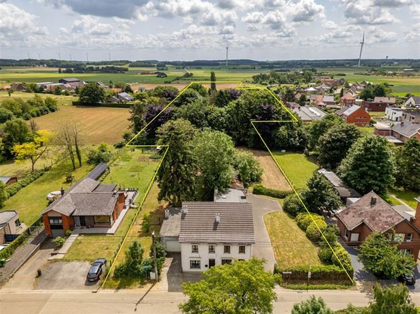 Idyllisch, landelijk gelegen project met twee te renoveren / verder op te frissen woningen met achterliggende landbouwgrond (2 kadastrale percelen). &lt;