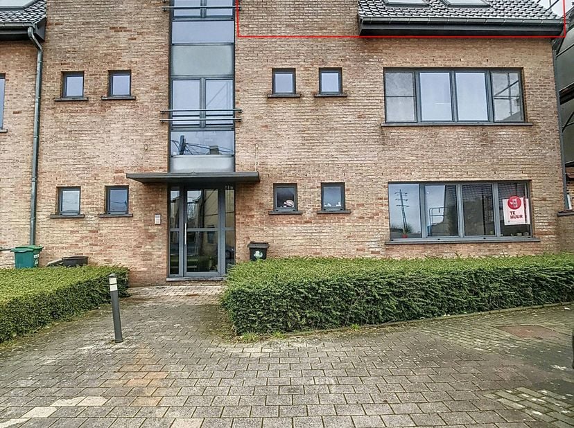 Dit ruim duplexappartement met twee slaapkamers bevat een lichtrijke leefruimte, open keuken, berging, badkamer. &lt;br /&gt;
INDELING:&lt;br /&gt;
inkomhal - toi