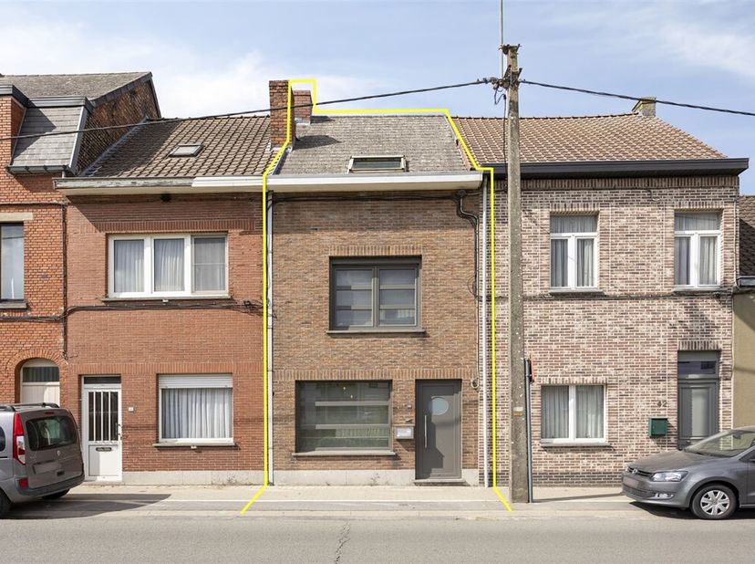 Deze charmante woning in Wetteren is een perfecte combinatie van modern comfort en gezellige sfeer. Bij binnenkomst wordt u meteen verwelkomd in een r