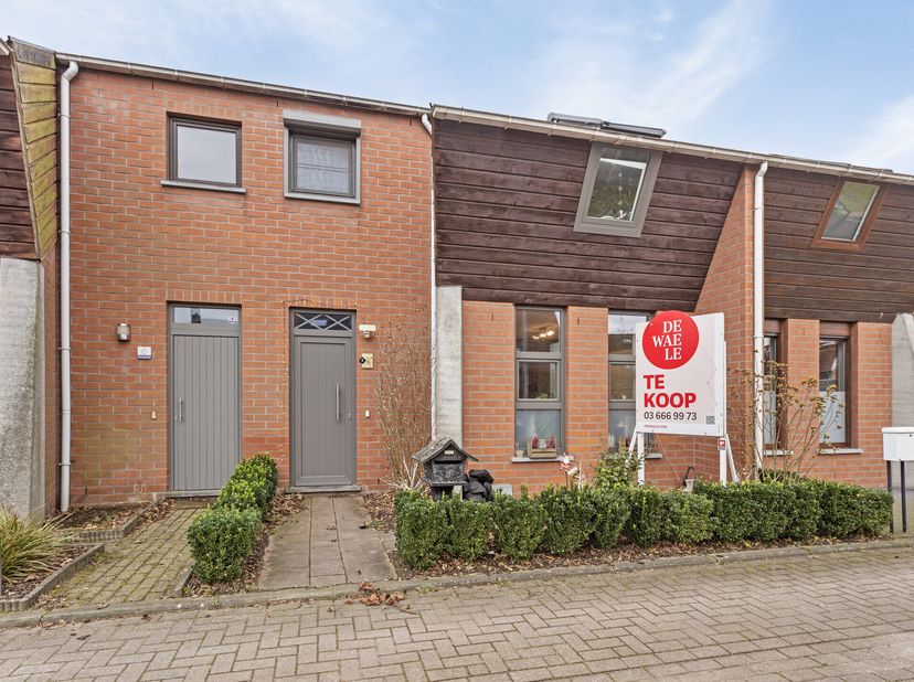 Via de inkomhal betreed je de woning. De inkomhal op tegelvloer beschikt over bergruimte onder de trap en geeft toegang tot een berging (ca. 2m²) en e