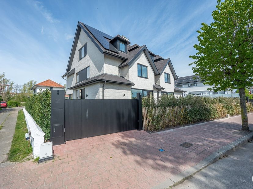 Cette villa jumelée neuve unique et située au calme avec 6 chambres à coucher complètes se trouve à proximité de la digue et à proximité du centre de