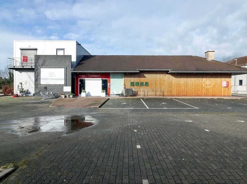 GROTE WINKEL MET LUXE-APPARTEMENT &lt;br /&gt;
 &lt;br /&gt;
Zeer grote winkelruimte met mogelijkheid tot opsplitsing in 3 kleinere entiteiten (omgevingsvergunnin