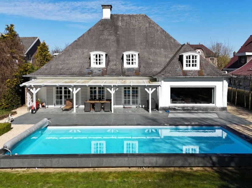 Stijlvolle villa op 21 are 52 ca met mooie aangelegde tuin, zonneterras en groot verwarmd openluchtzwembad. De tuin biedt veel privacy en grenst aan e