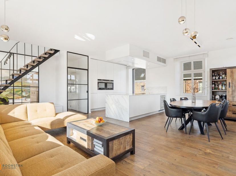 Op een uitstekende locatie te Putte, bevindt zich dit luxueuze duplex appartement met 2 (mogelijks 3) ruime slaapkamers (bewoonbare opp. 186m²) en een