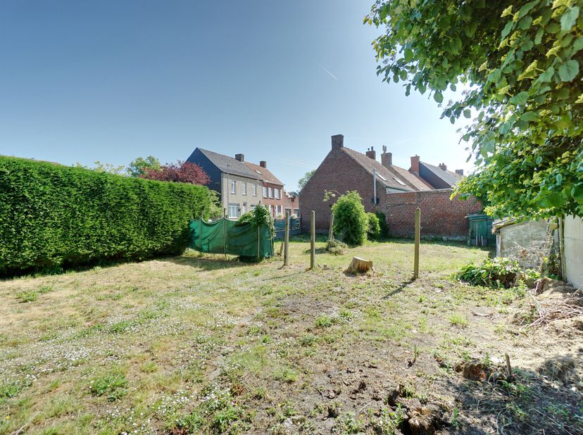 Bouwgrond te koop in het hart van Handzame  unieke ligging aan het Handzameplein&lt;br /&gt;
In het charmante dorpscentrum van Handzame bevindt zich dit bou