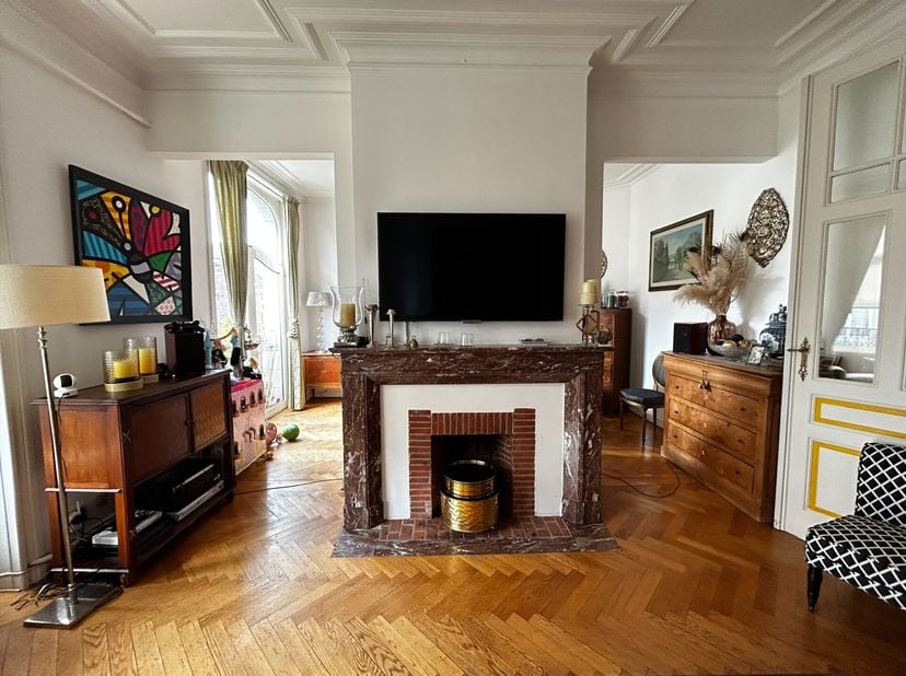 Situé dans un petit immeuble de standing à proximité immédiate de la place du Châtelain, ce superbe appartement allie le charme de lancien au confort