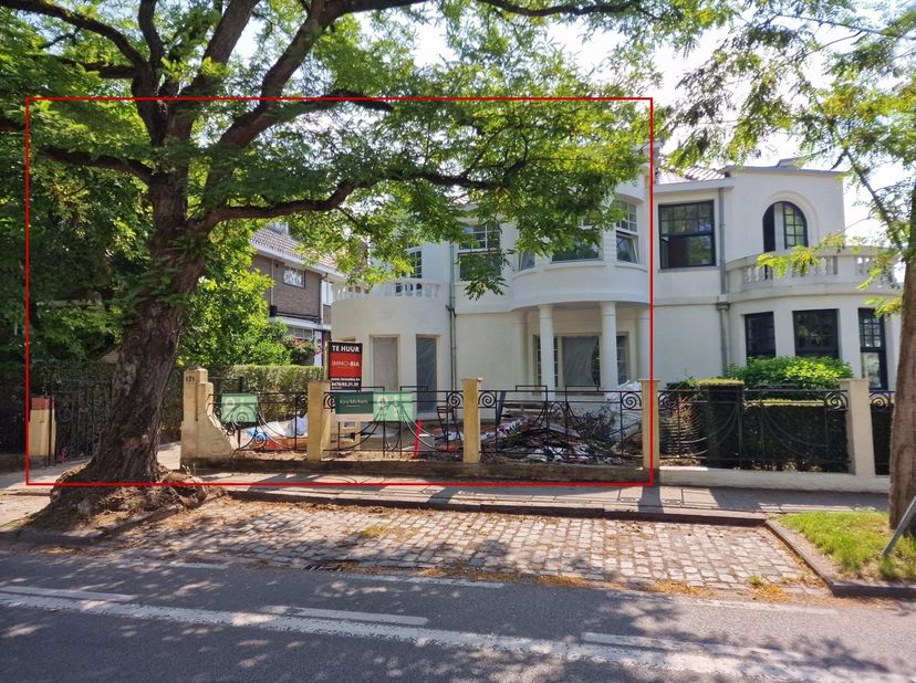 Ben je op zoek naar een unieke woonervaring in het hart van Gent? Ontdek deze stijlvol gerenoveerde villa in een van de meest gegeerde wijken van de s