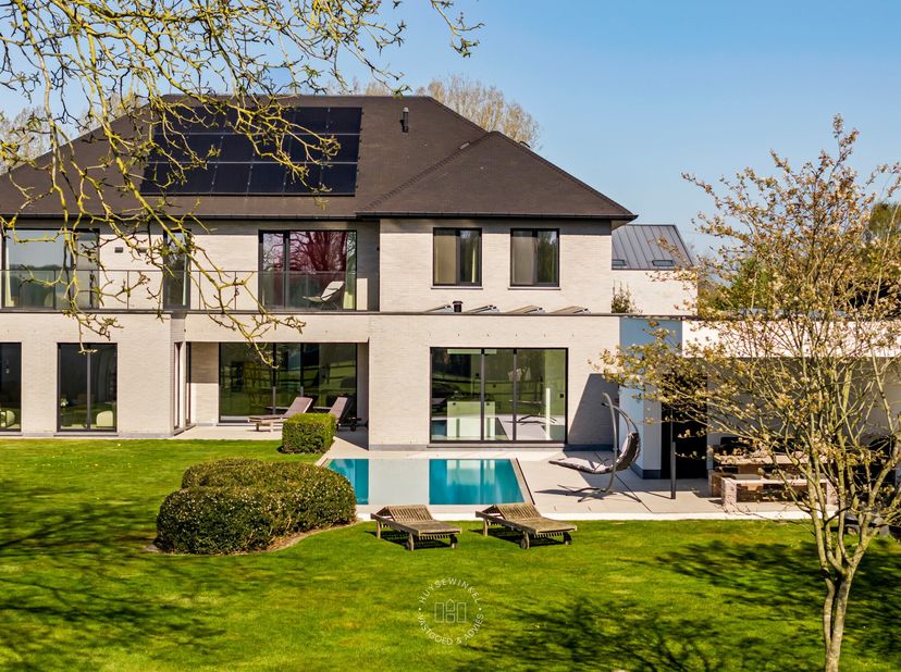 Deze ruime nieuwbouwwoning, opgetrokken in 2017, bevindt zich op een prachtig perceel van maar liefst 5.665 m². De woning combineert een hedendaagse a