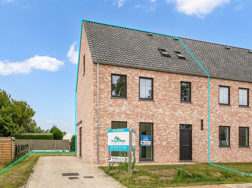 Deze knappe nieuwbouwwoning (links) is gunstig gelegen nabij het centrum van Vorst. Op slechts 5 km van de autostrade. Op de gelijkvloerse verdieping