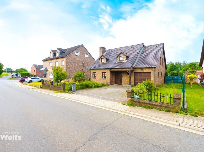 Nichée dans un quartier résidentiel calme et prisé de Milmort, lImmobilière Wolfs a le plaisir de vous présenter cette charmante et lumineuse villa. L