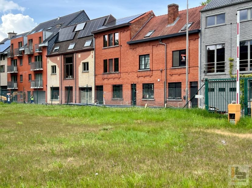 Deze karaktervolle rijwoning, met enorm potentieel, bevindt zich op een steenworp van de Coupure en is gelegen in een zeer rustige straat op wandelafs