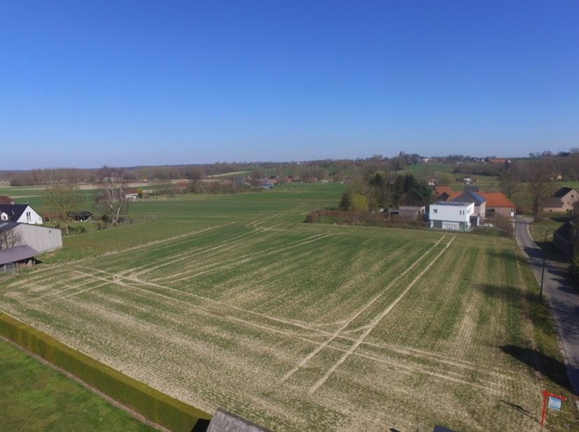 Deze grond is gelegen in Vrijsbeke te Horebeke in woongebied met landelijk karakter en geniet van een landelijke en rustige omgeving.&lt;br /&gt;
Het percee
