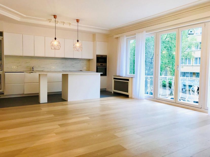 A découvrire chez Victoire-Junot: Quartier Roosevelt /  l&#039;ULB, dans un bel immeuble classique, appartement  et terrasse (plein Sud) de +/- 160m² entiè