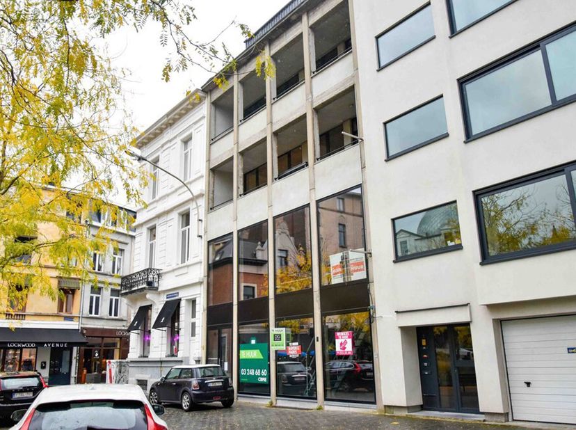 Ontdek dit stijlvolle en lichte kantoor met een totale oppervlakte van maar liefst 125 m², gelegen op de derde verdieping van een representatief gebou