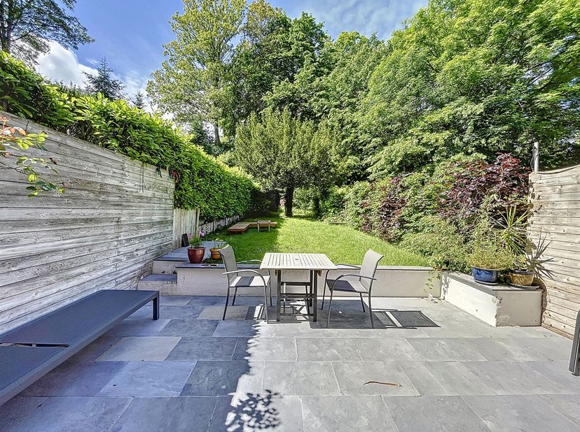 Entre le parc Seny et la forêt de Soignes, dans le quartier Val Duchesse, magnifique maison de 4 chambres avec grand jardin de ± 190m². Composition RE
