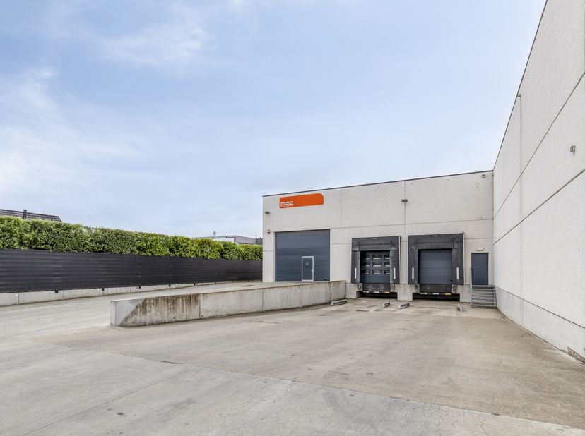Nieuwbouw logistiek magazijn te huur op de industriezone te Maldegem/Adegem. Vlotte bereikbaarheid van A11-E40. via N44 en N49&lt;br /&gt;
Indeling:&lt;br /&gt;
-