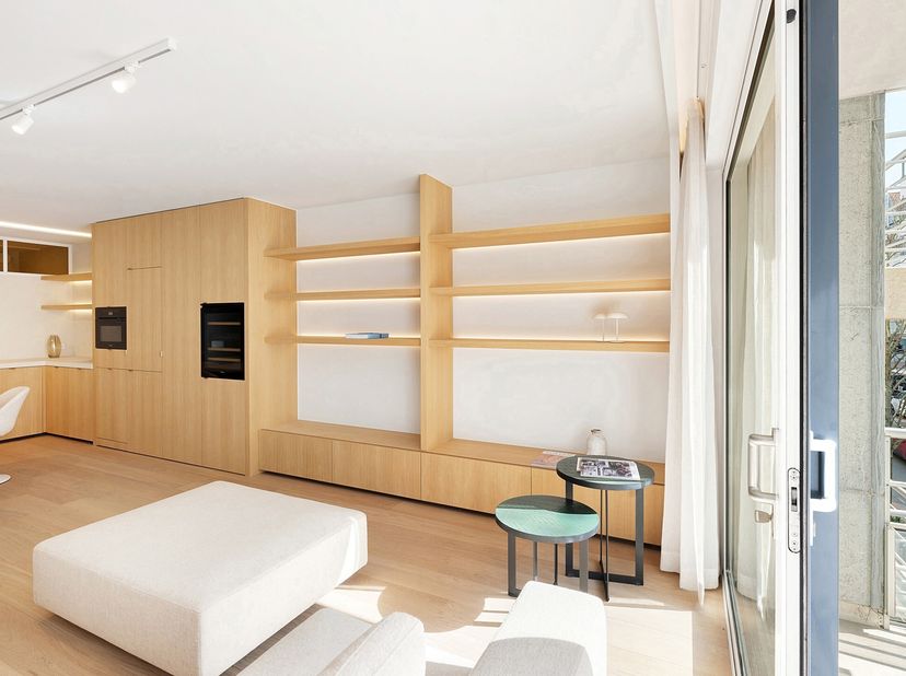 Prachtig gerenoveerd twee slaapkamer appartement met centrale ligging op wandelafstand van winkels, restaurants en het strand.&lt;br /&gt;
Indeling:&lt;br /&gt;
D
