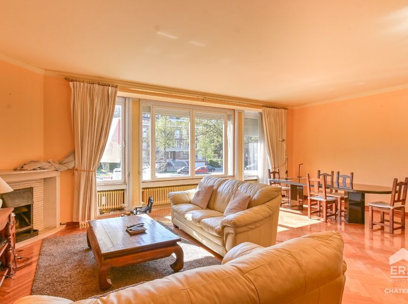 ERA CHATELAIN stelt u een prachtig en licht appartement voor, ideaal gelegen aan de prestigieuze Avenue Franklin Roosevelt in Elsene, met een oppervla