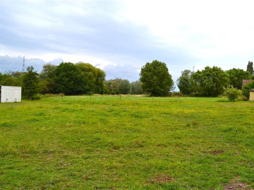 &quot;Bienvenue sur notre site! Découvrez ce magnifique terrain de construction de 814 m² situé dans un environnement verdoyant et paisible. Avec une large