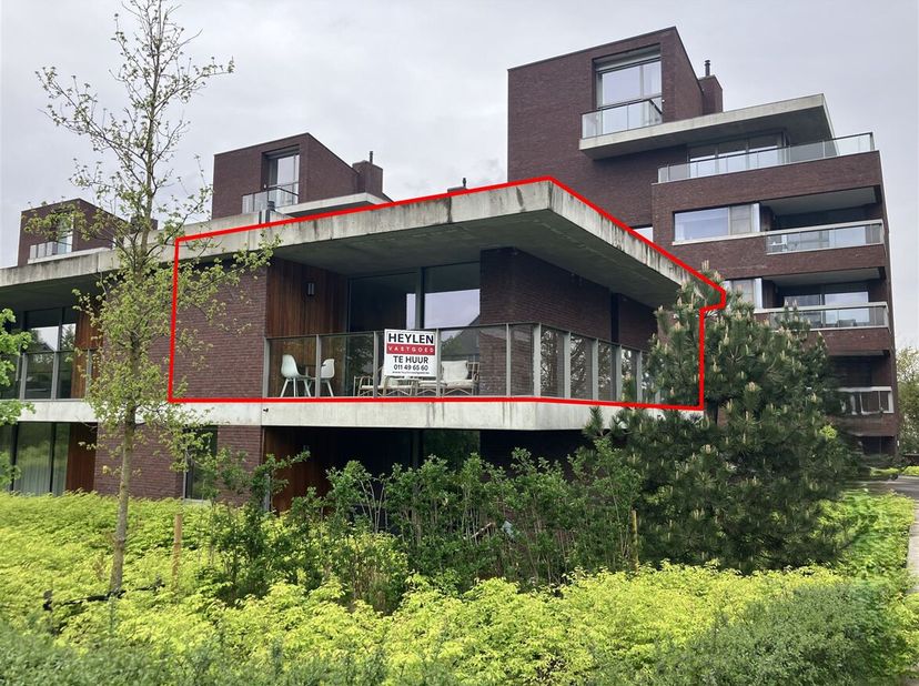 Appartement op TOP-locatie met 1 slaapkamer en terras.&lt;br /&gt;
Ligging: Het pand is strategisch goed gelegen in het centrum van Genk, met winkels, schol