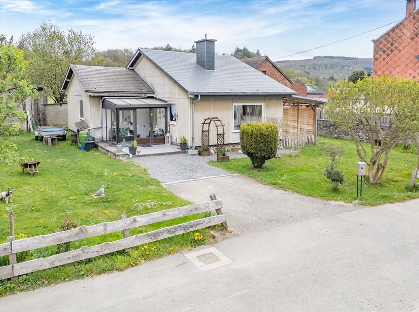 EASYHOME Immobilier vous présente cette charmante maison de plain-pied située entre La-Roche et Hotton dans le village d&#039;Hampteau. Vous bénéficierez d