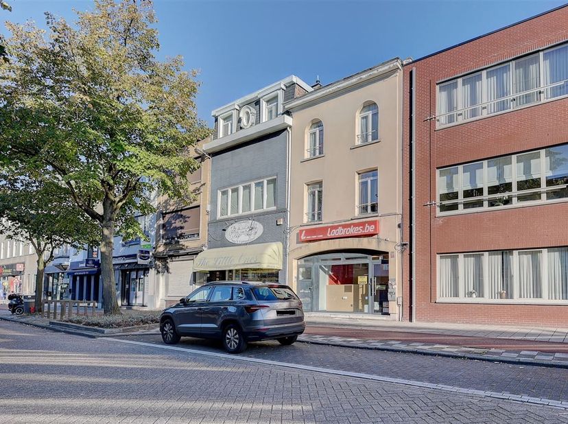 Dit handelspand is gelegen op een uitstekende locatie in de Jules Moretuslei te Wilrijk. De ligging is centraal gelegen vlakbij de Bist en met een uit
