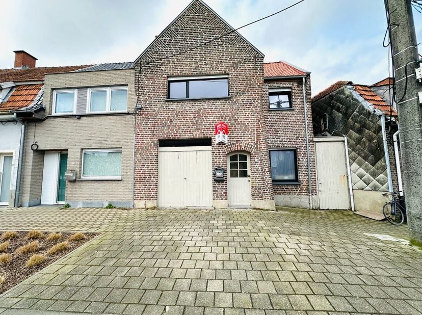 ]Maison de ville de caractère avec 3 chambres à coucher et jardin profond à RoeselareSituée dans le centre ville de Roulers, cette maison de caractère