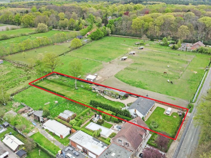Deze gelijkvloerse woning is landelijk gelegen en omgeven door agrarisch en natuurgebied.&lt;br /&gt;
Je betreed de woning via een inkomhal, voorzien van ee