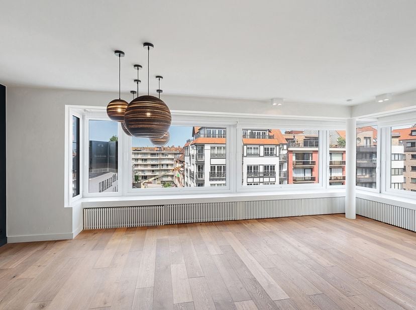 Ruim en stijlvol gerenoveerd appartement op topligging in de Lippenslaan&lt;br /&gt;
Zeer smaakvol gerenoveerd ongemeubeld appartement gelegen aan de zonnek
