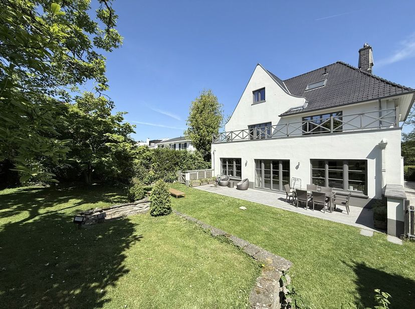 Te ontdekken op Victoire - Junot -Ukkel - Deze prachtige villa, ideaal gelegen tussen Fort Jaco en de Prins van Oranje, biedt 283 m² woonruimte en is
