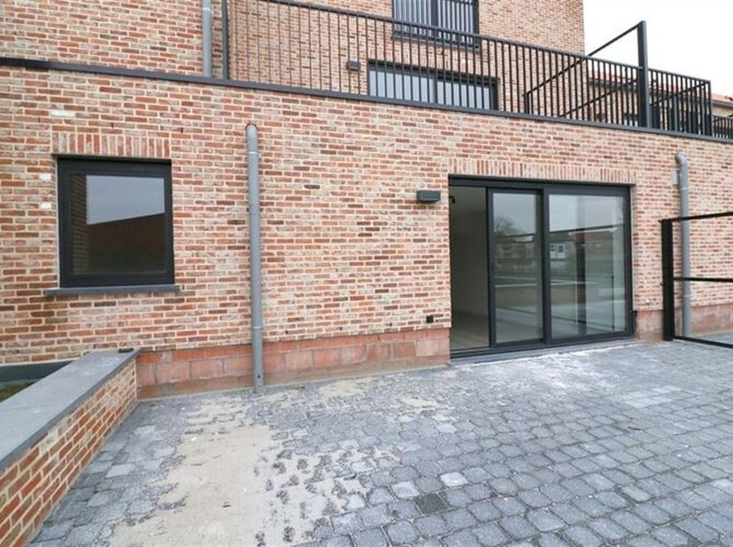 Gelijkvloers appartement in een recent gebouw in landelijke stijl langs de Vesten te Zichem. Dit appartement heeft een eigentijds interieur en een vlo