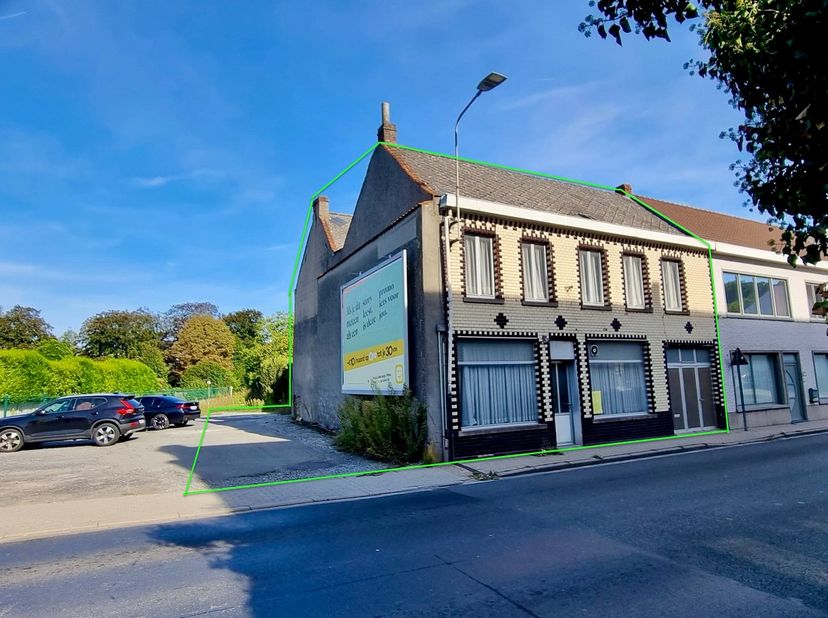 Nabij verscheidene invalswegen treffen we deze te renoveren woning aan!&lt;br /&gt;
Totale oppervlakte grond: 275m2.&lt;br /&gt;
Is ook reeds vergund voor 2 nieuw