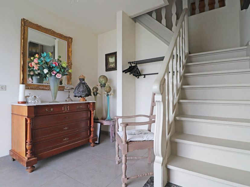 Volledig gerenoveerde woning op een perceel van 818 m² nabij het centrum van Pittem.&lt;br /&gt;
De indeling is als volgt: Via de ruime inkomhal is er direc