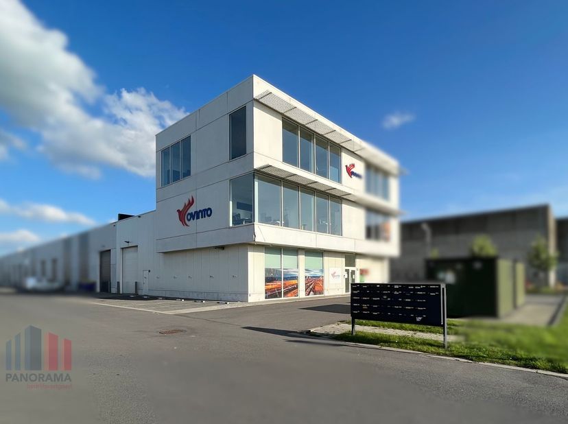 Fantastisch gelegen recent bedrijfsgebouw (2018) met een ruime opslagruimte van 186 m². Gelegen vlak bij de Knokkebaan (N44) en het nieuwe op- en afri